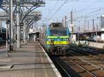BR 27 SNCB-Lok 2719 befindet sich am Ende eines langen Personenzuges, der von 2021 durch Br�ssel-S�d gezogen wurde. Aufgenommen am 01/04/2009.