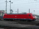 BR 185 Lokportaits 185 365-4 steht in Singen am Hohentwiel. 01.04.09