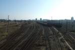 Gleise und Weichen Blick auf einen Teil des Rangierbahnhofes zu Halle. Hinter dem Fotographen-Standpunkt ist nochmal ein mindestens genau so gro�er Rangierbahnhof zu sehen.

Aufgenommen am 1.4.09 von der Berliner Br�cke in Halle-Ost.