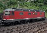 Re 6/6 Nr. 11627 Luterbach-Attisholz, wartend im Bahnhof Wassen UR, ...
