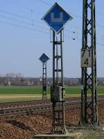 Zwei verstellbare El-Signale bei Glaubitz. Am linken Streckengleis im Zustand ...