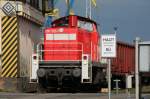 In Wismar steht die 290 565 mit ihrem G�terzug direkt ...