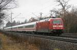101 047 (Feuerwehr) schiebt ...  Dennis Kraus 03.04.2009