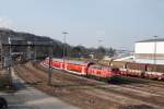 218 443-0 f�hrt am 3.4.2008 mit drei Dostos im Bahnhof ...