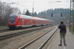 Christian Maier fotografiert gerade eine einfahrende RB. A�ling, 04.04.2009.  ...