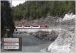 Die Hochwasserstandstafel, die hinten links an der Felswand h�ngt, etwas ...