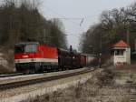 Die 1144 224 am 04.04.2009 mit einem G�terzug bei der ...