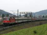 Re 4/4 II 11125 mit EC nach Chur bei Gelterkinden ...