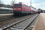 Bei strahlendem Sonnenschein sind soeben die beiden Regionalz�ge aus und ...