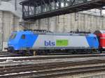 bls - Lok 185 525-3 im Bahnhof Spiez am 28.12.2008 ...