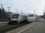 Links steht IC 2372 nach Stralsund zur Weiterfahrt bereit und ...
