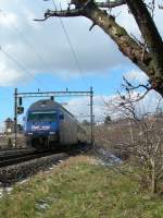 Die RailAway Re 460 005-2 mit einem IR kurz nach ...