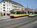 Ein Stadtbahnwagen und eine Stra�enbahn in Kalrsruhe am Hbf.  ...