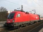 Lokportrait der 1016 024-0, die am 31.03.09 mit IC 2082 ...