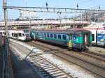 rabe-520-stadler-gtw SBB: Die Entlastungs S-Bahn von Luzern nach Schachen wird immer von einem RABe 520 gef�hrt. Am 9.4.09 t�tigte diese Aufgabe der RABe 520 005 'Eschenbach'. In diesem Moment f�hrt der Interregio Locarno-Basel ein mit dem Zusatzwagen EW II B 50 85 20-34 571 am Ende. Bis zum Eintreffen der neuen Doppelstocktriebz�ge sind die SBB weiterhin auf diese Wagen angewiesen.