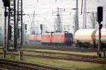 145 049 zieht am 04.04.09 eine BR 185 durch den ...