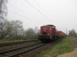 Lok 20 der PBSV zieht am 1.04.09 einem Containerzug aus ...
