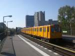 U-Bahnlinie 1 nach U-Bahnhof Uhlandstra�e im U-Bahnhof Hallesches Tor.  ...