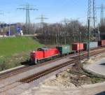 295 026-9 kommt am 1.04.09 im Schritttempo mit einem Containerzug ...