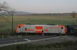 185 641 �berquert den Bahn�bergang der B27 bei Elbingerode/Harz; 15.04.2009 ...