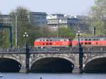 218 379-6 und Schwesterlok ziehen eine Personenzug �ber die Lombardsbr�cke ...