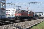 Re 4/4 II 11286 und Re 4/4 III 11360 befinden ...
