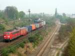 151 036-1 zieht ihren KLV-G�terzug durch K�ln-West in Richtung S�den. ...