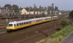 In Flugh�he Null rauscht der Airportexpress duch Bischoffsheim am Main ...