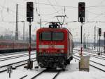 Die 143 341 am 20.02.2009 bei einer Rangierfahrt in Regensburg ...