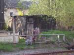 Dieser betagte Wagenkasten steht auf dem Gel�nde des Bahnhof Lugau ...