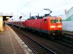 Eine E-Lok der DB-Baureihe 143 mit einem S-Bahnwendezug im Bahnhof ...