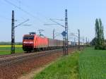 145 051-9 mit einem Containerzug am 25.4.2009 bei Glaubitz. Man ...