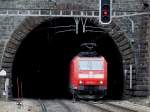 Eine DB 185 erscheint am 19.04.2009 am Nordportal des Gotthardtunnels ...
