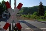 Hauptbahnromantik (VI, untere Lahntalbahn). Am Bahn�bergang Balduinstein neigt sich die ...