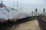 Ein Teil der farblich den Loks angeglichenen Wagen des 330m ...