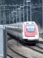 Ein SBB ICN erreicht am 19.04.2009 den Gotthardbahnhof G�schenen auf ...