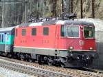 Eine SBB Re 4/4 zieht einen Regionalzug die Gotthardnordrampe bei ...
