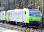 Eine Doppeltraktion BLS 485 ziehen einen G�terzug die Gotthard Nordrampe ...