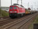 233 206 am 27.April 2009 vor einem Gleisbauzug im Einfahrbereich ...