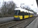 Stra�enbahnlinie 12 nach Mitte Am Kupfergraben an der Haltestelle Wei�ensee ...
