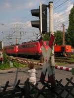 Bahn�bergang am Kruppwald in Bottrop mit Lok-BR 151 im Doppelpack.. ...