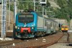 E 464 007 verl�sst Corniglia mit einem Regionalzug nach Genova; ...