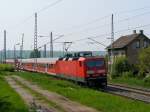 143 871-2 zieht den RE nach Halle (S) Hbf am ...