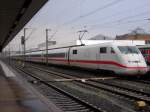 402 045 mit einer 401er-Garnitur in Hannover HBF.  ...