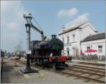 Sonstige Im Meetjesland in Ostflandern liegt das sch�ne Gel�nde des 'Stroomcentrum Maldegem'. Die englische Satteldachlok N� 1908 'Fred', gebaut 1925 von Avonside, steht am 01.05.09 beim Wasserfassen vor dem restaurierten Geb�ude des Bahnhofs und l�sst die Vergangenhiet in all ihren Aspekten wieder aufleben.  (Jeanny) 