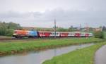 1x16-werbeloks R 3958 gezogen von der
1116 250 hat am 04.05.2009
bei Wind und Regen
den Bahnhof Wartberg/Kr. verlassen.