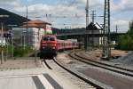Regionalexpress von Heilbronn nach Mannheim f�hrt durch den Bahnhof Neckargem�nd. ...
