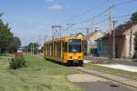 Budapest Strassenbahn Tw 1536 befindet sich auf der Linie 52 auf der Fahrt nach Pesterzs�bet. Hier f�hrt der TW6000 die Haltestelle J�nos t�r an.