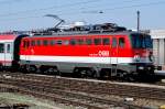 br-1142 1142 673 mit gl�nzendem rotem Lack mit dem OIC 252 von Maribor nach Wien S�d bei der Einfahrt des Wiener S�dbahnhofes.