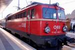 br-1142 Die wundersch�ne Altlack-1142 1142 566 mit einem Regionalexpress nach Amstetten. Am 9.4.2009 im Bahnhof St.P�lten.